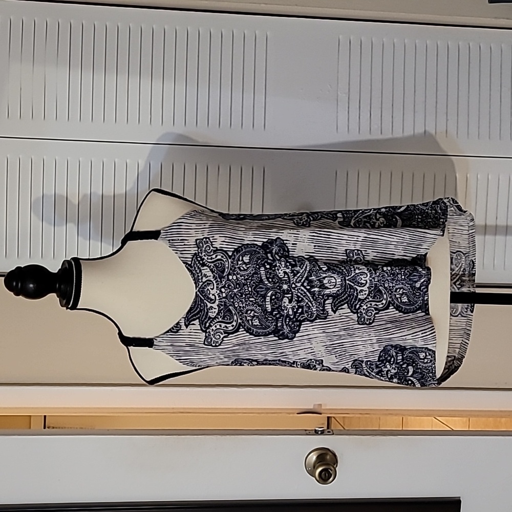 5/$25 Navy Blue & white woman's Size XS top